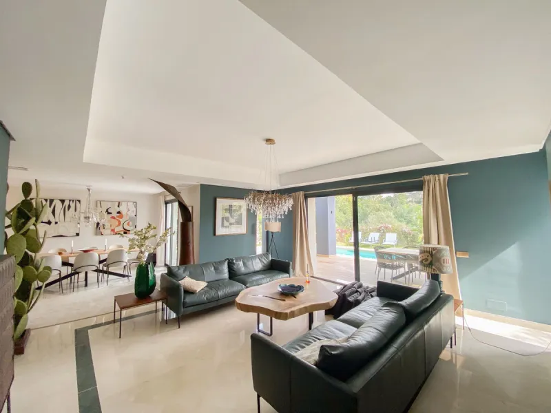 Magnificent villa with sea views in Elviria.