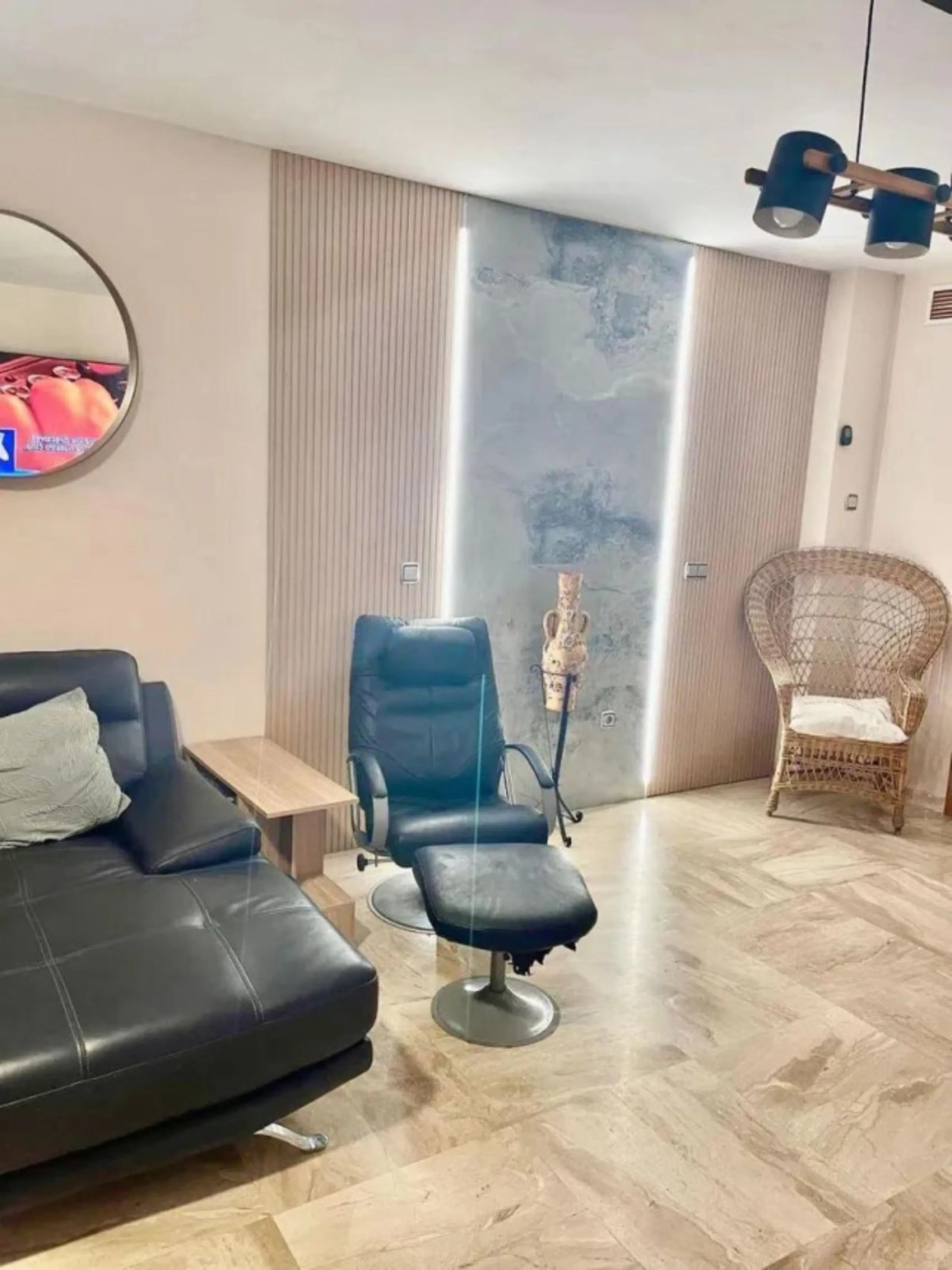 This elegant two-bedroom, two-bathroom apartment is just 5 minutes from the beautiful beaches of Bahia de Casares and offers you a lifestyle of tranquility and comfort. The apartment is located in Residencial Mirabella within the prestigious Dona Julia Go