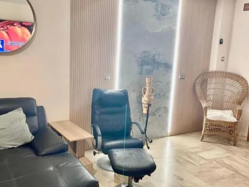This elegant two-bedroom, two-bathroom apartment is just 5 minutes from the beautiful beaches of Bahia de Casares and offers you a lifestyle of tranquility and comfort. The apartment is located in Residencial Mirabella within the prestigious Dona Julia Go