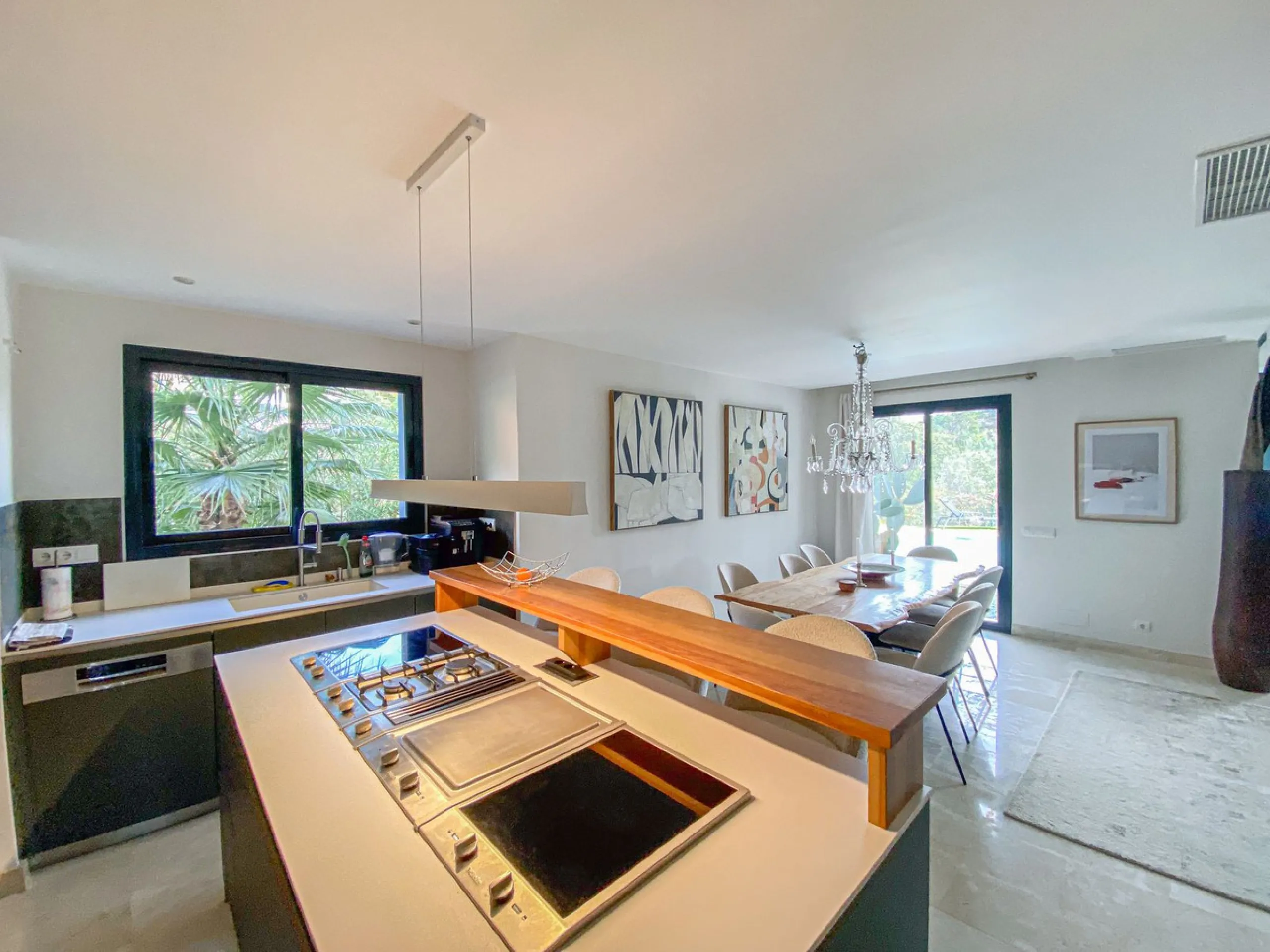 Magnificent villa with sea views in Elviria.