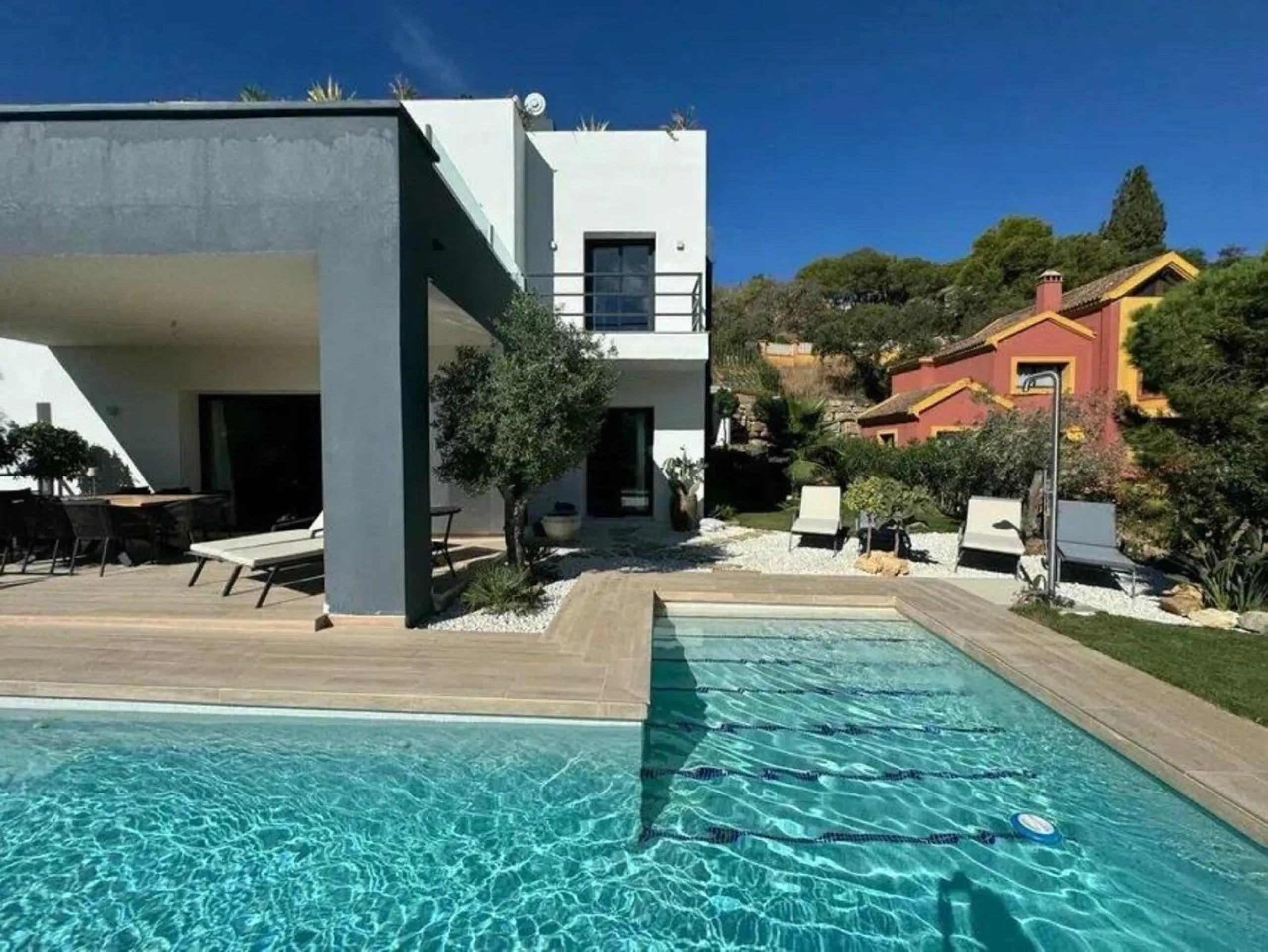 Magnificent villa with sea views in Elviria.
