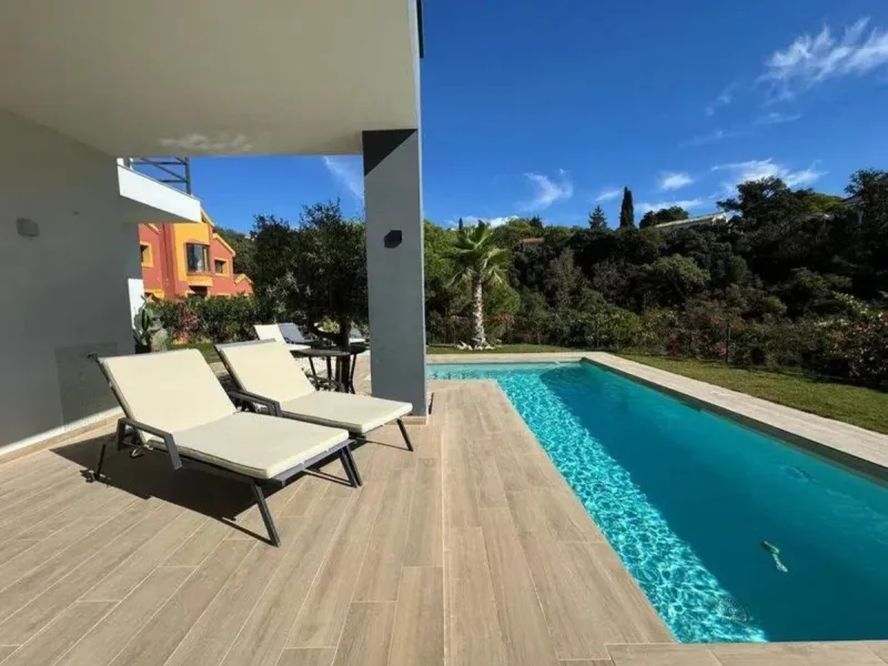 Magnificent villa with sea views in Elviria.