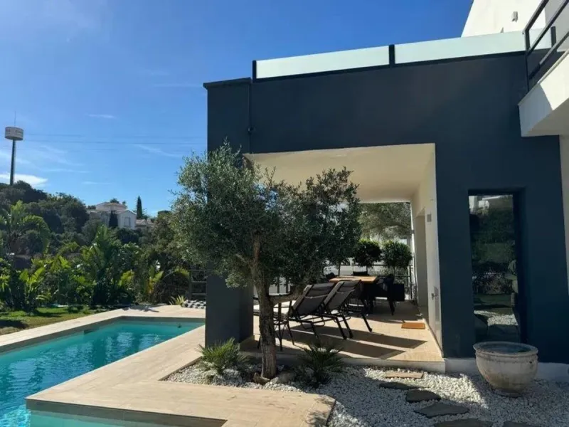 Magnificent villa with sea views in Elviria.