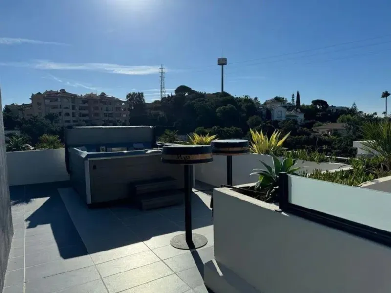 Magnificent villa with sea views in Elviria.