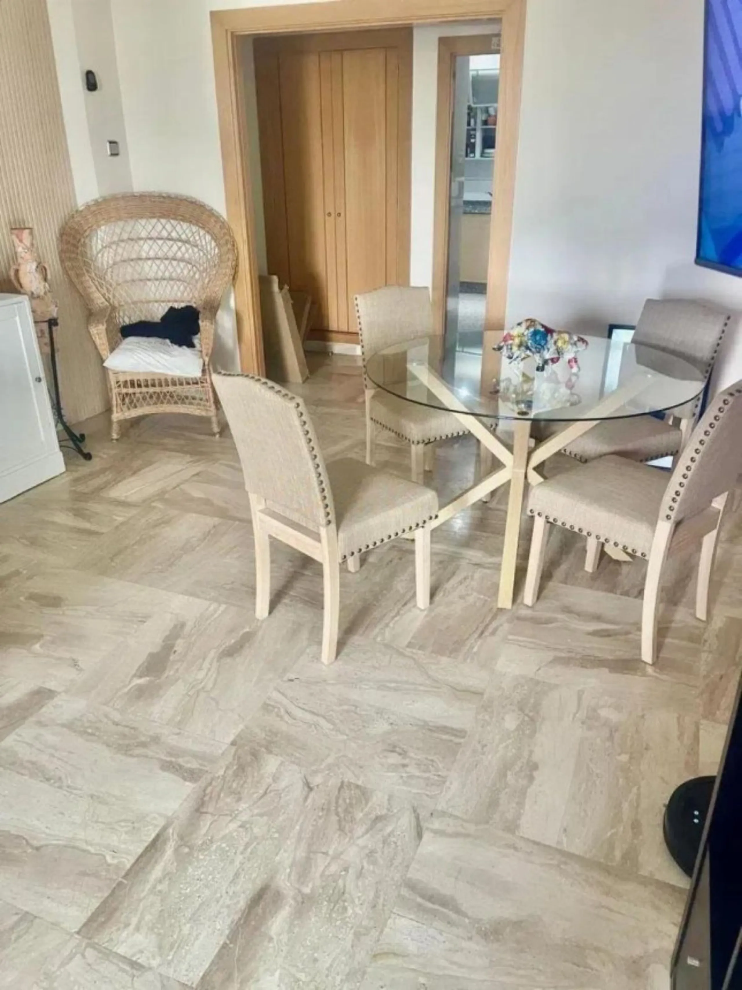 This elegant two-bedroom, two-bathroom apartment is just 5 minutes from the beautiful beaches of Bahia de Casares and offers you a lifestyle of tranquility and comfort. The apartment is located in Residencial Mirabella within the prestigious Dona Julia Go