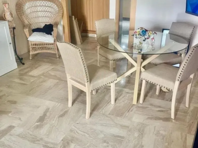 This elegant two-bedroom, two-bathroom apartment is just 5 minutes from the beautiful beaches of Bahia de Casares and offers you a lifestyle of tranquility and comfort. The apartment is located in Residencial Mirabella within the prestigious Dona Julia Go