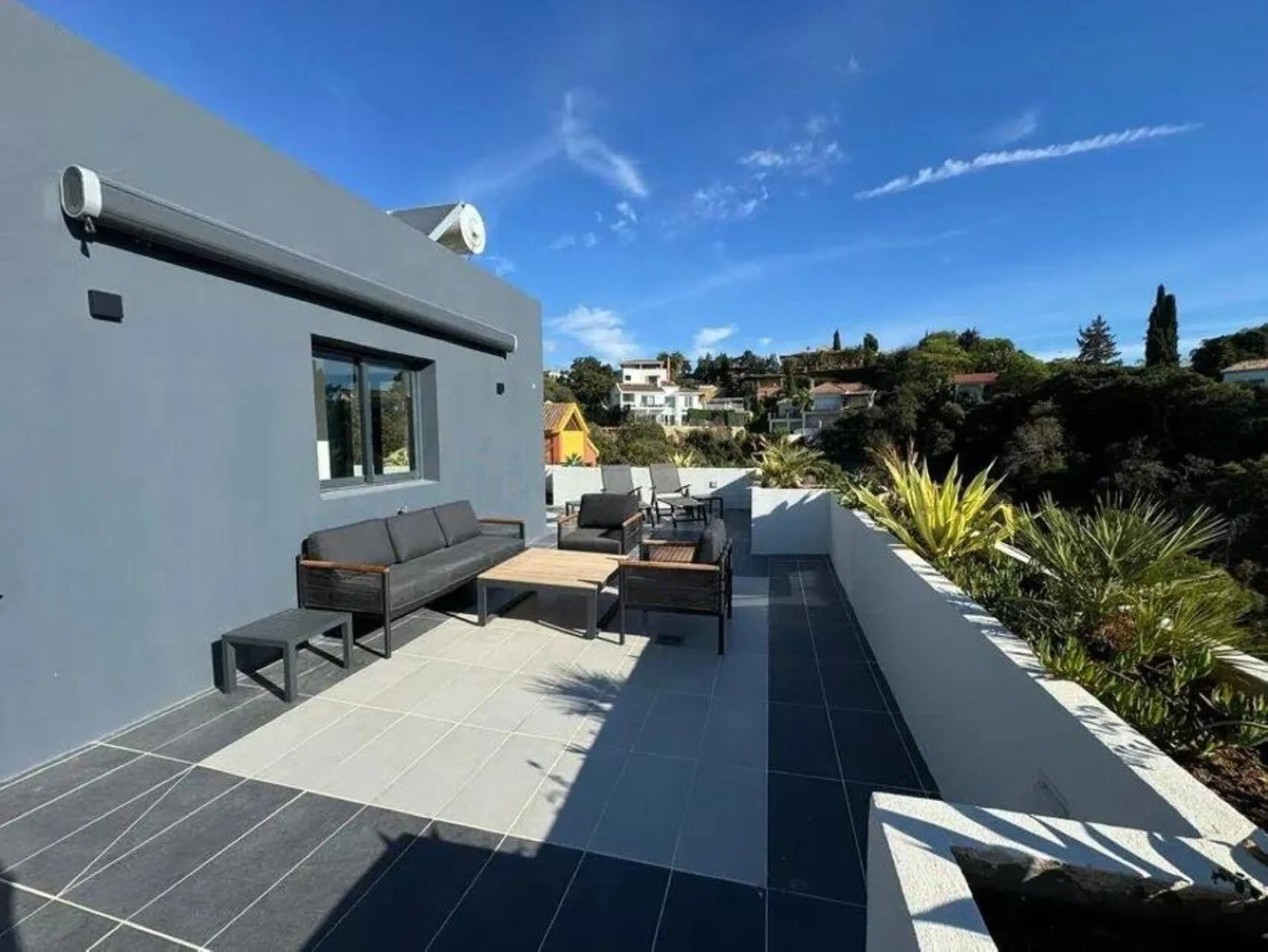Magnificent villa with sea views in Elviria.