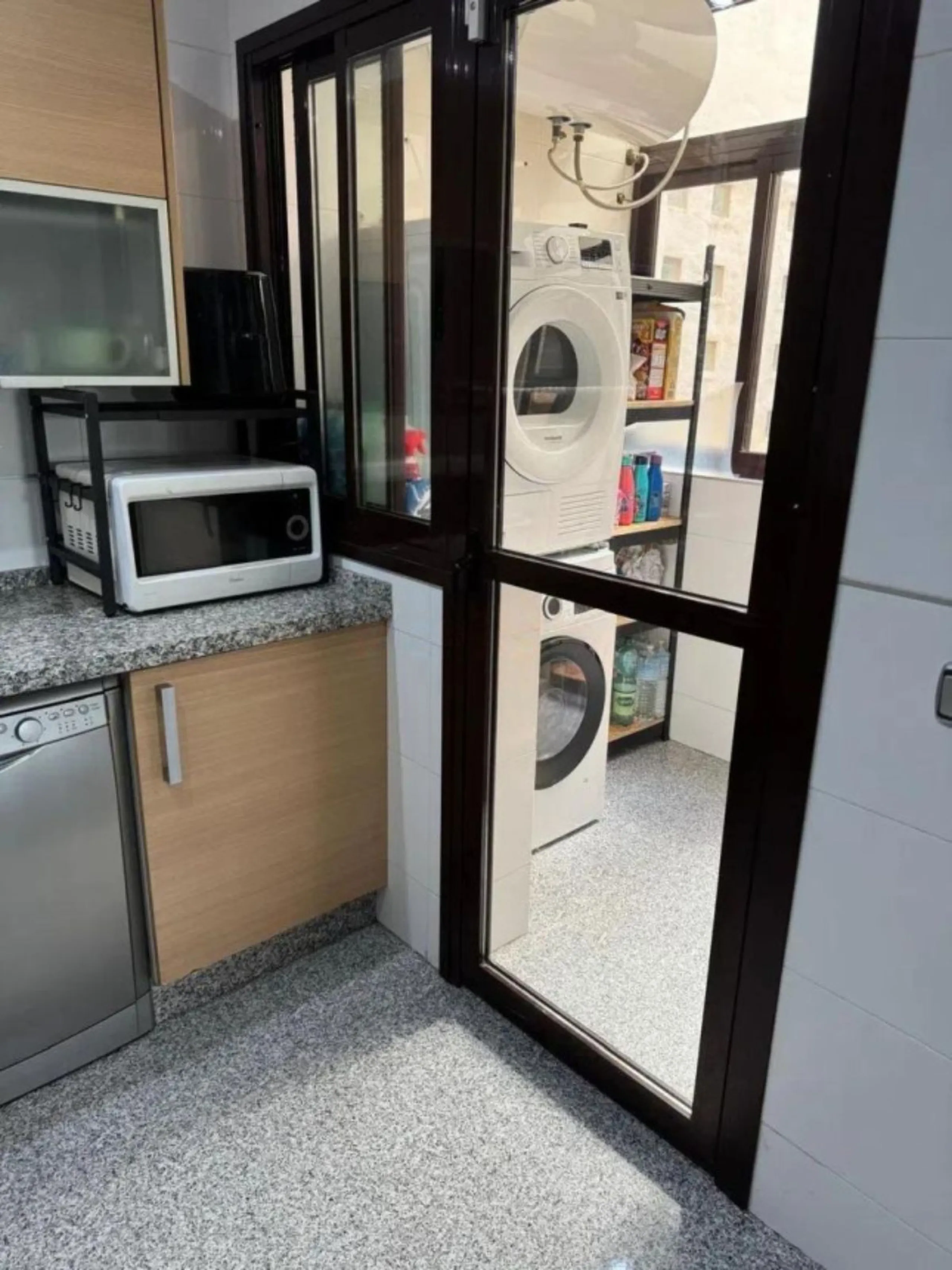 This elegant two-bedroom, two-bathroom apartment is just 5 minutes from the beautiful beaches of Bahia de Casares and offers you a lifestyle of tranquility and comfort. The apartment is located in Residencial Mirabella within the prestigious Dona Julia Go