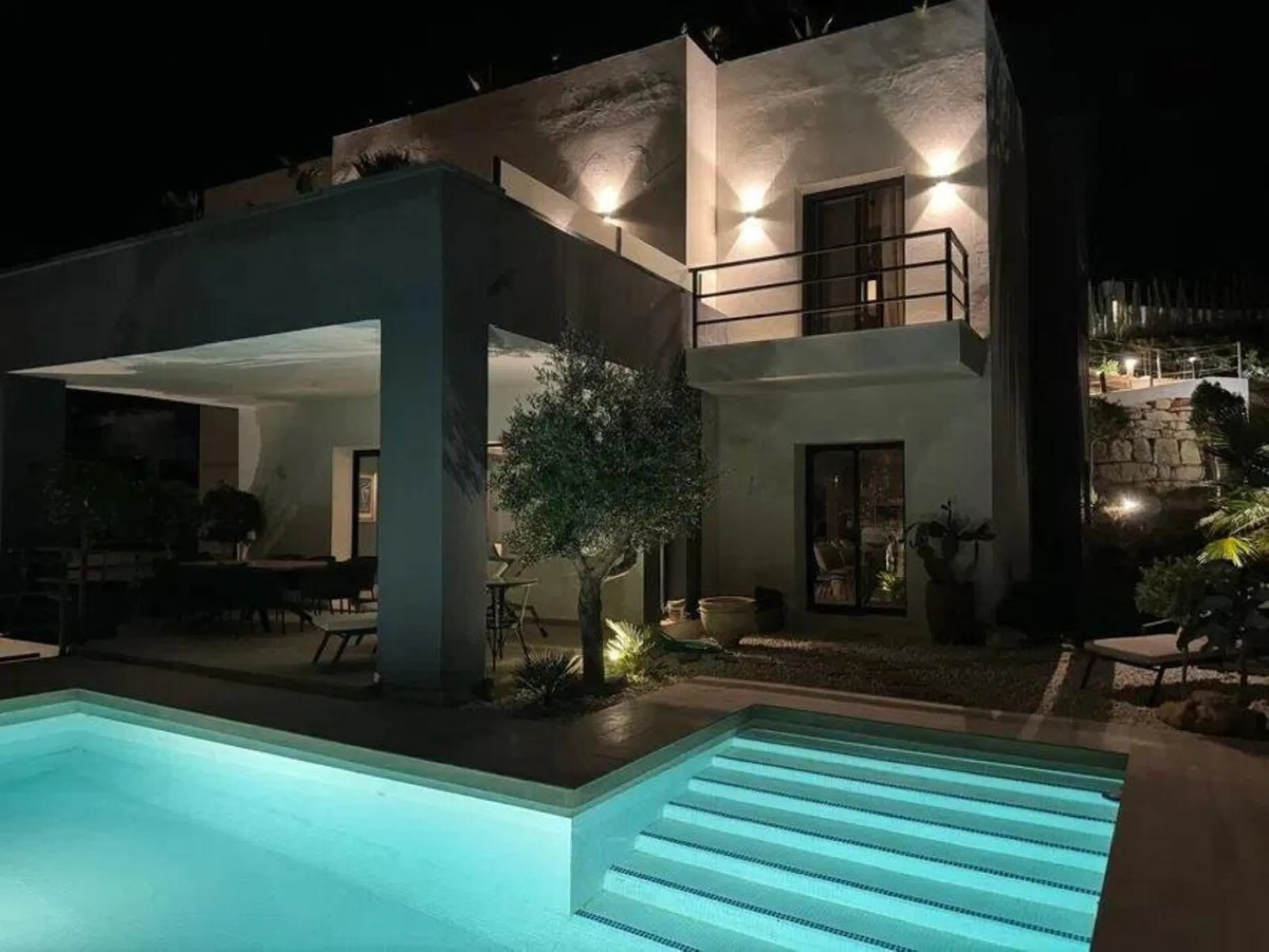 Magnificent villa with sea views in Elviria.