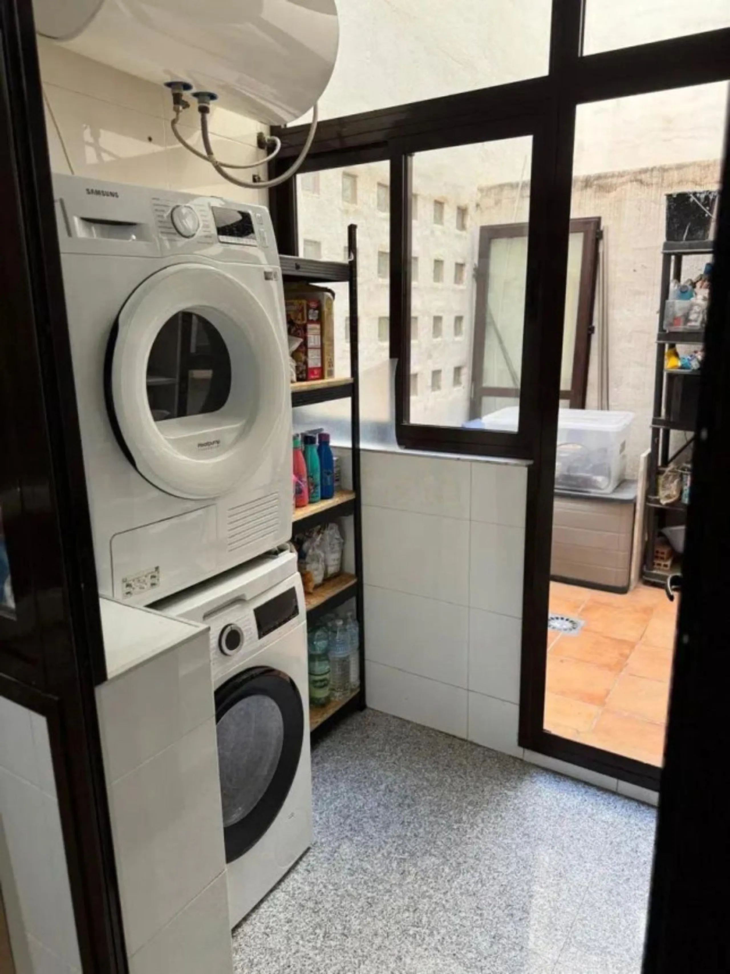 This elegant two-bedroom, two-bathroom apartment is just 5 minutes from the beautiful beaches of Bahia de Casares and offers you a lifestyle of tranquility and comfort. The apartment is located in Residencial Mirabella within the prestigious Dona Julia Go