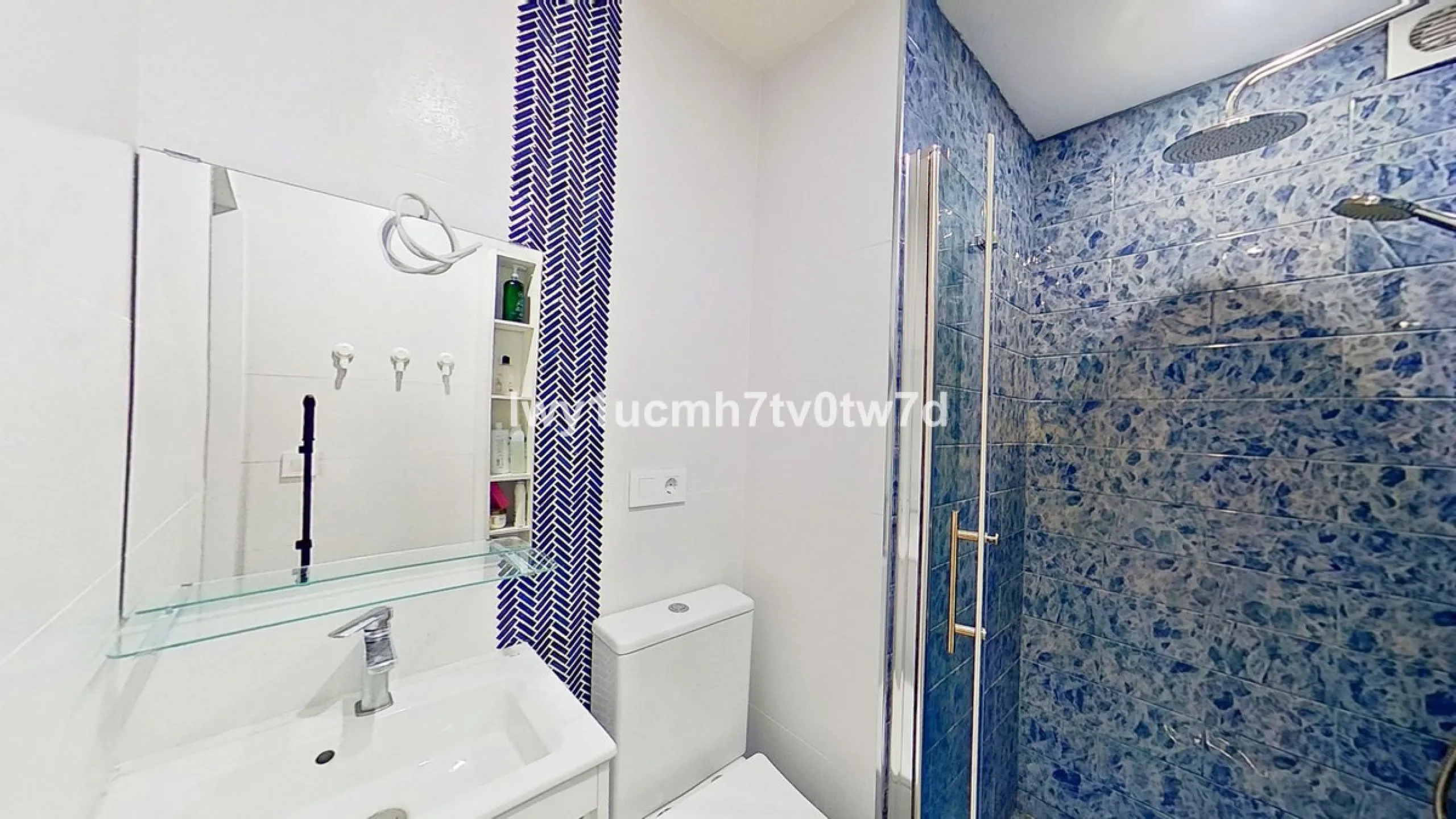 We are pleased to present this EXCLUSIVE 72 m² flat, renovated for maximum comfort in one of the most sought-after areas of Malaga, where there are 300 days of sunshine a year and a mild climate all year round. Discover your new home in the heart of Malag