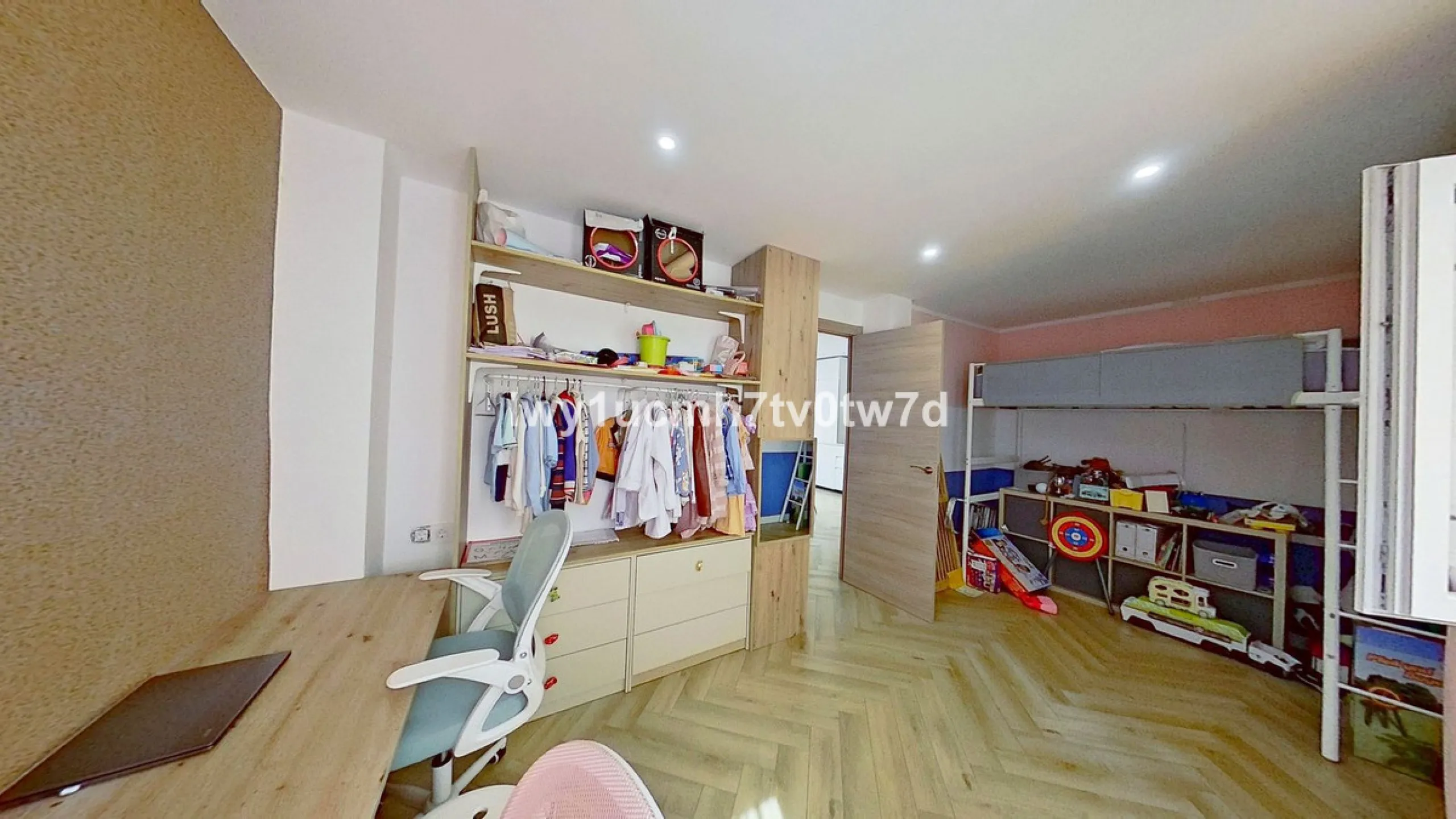 We are pleased to present this EXCLUSIVE 72 m² flat, renovated for maximum comfort in one of the most sought-after areas of Malaga, where there are 300 days of sunshine a year and a mild climate all year round. Discover your new home in the heart of Malag