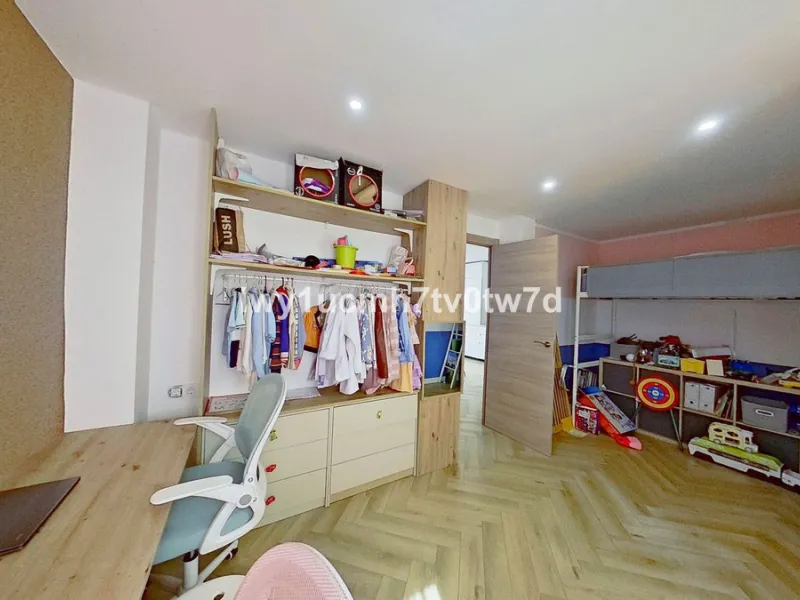 We are pleased to present this EXCLUSIVE 72 m² flat, renovated for maximum comfort in one of the most sought-after areas of Malaga, where there are 300 days of sunshine a year and a mild climate all year round. Discover your new home in the heart of Malag