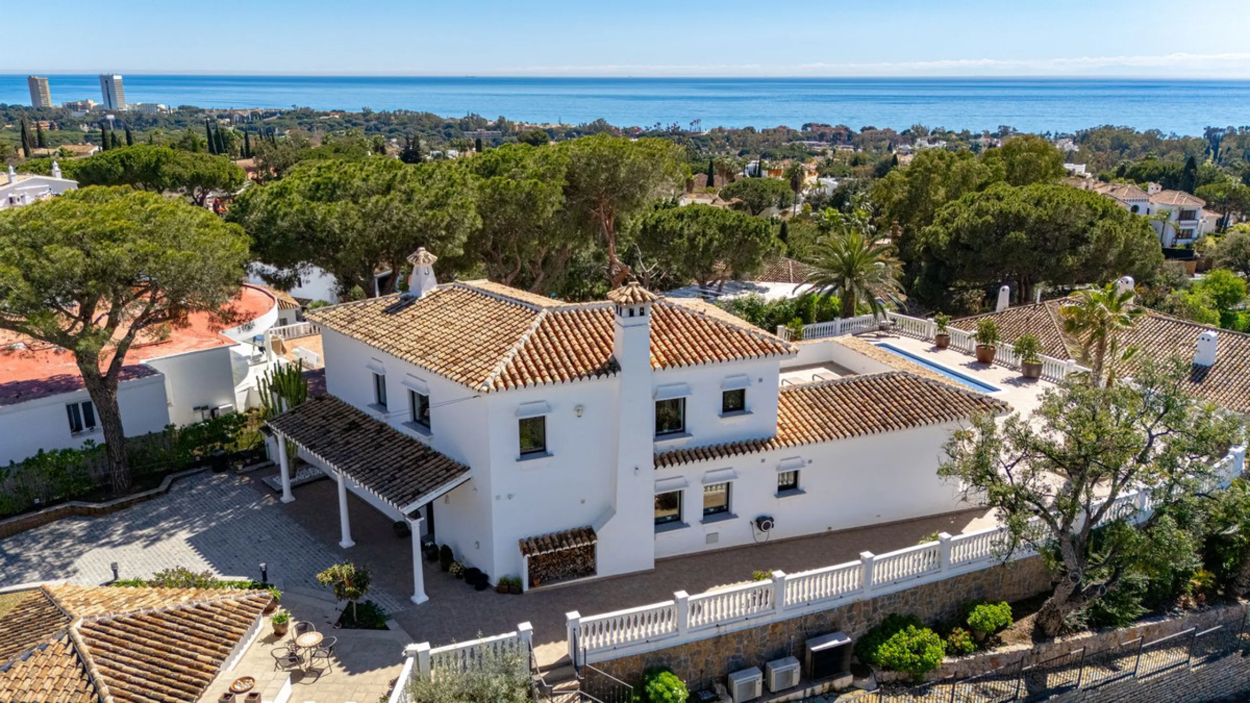 Exceptional villa located in residential Elviria reformed to a very high standard with stunning panoramic sea and mountain views.