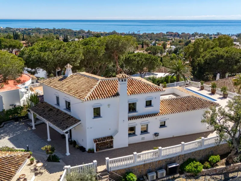 House - Detached Villa в продаже в Marbella, Málaga. В доме 3 спален и 3 ванных комнат. Площадь дома 384 м². Площадь участка 1250 м²
