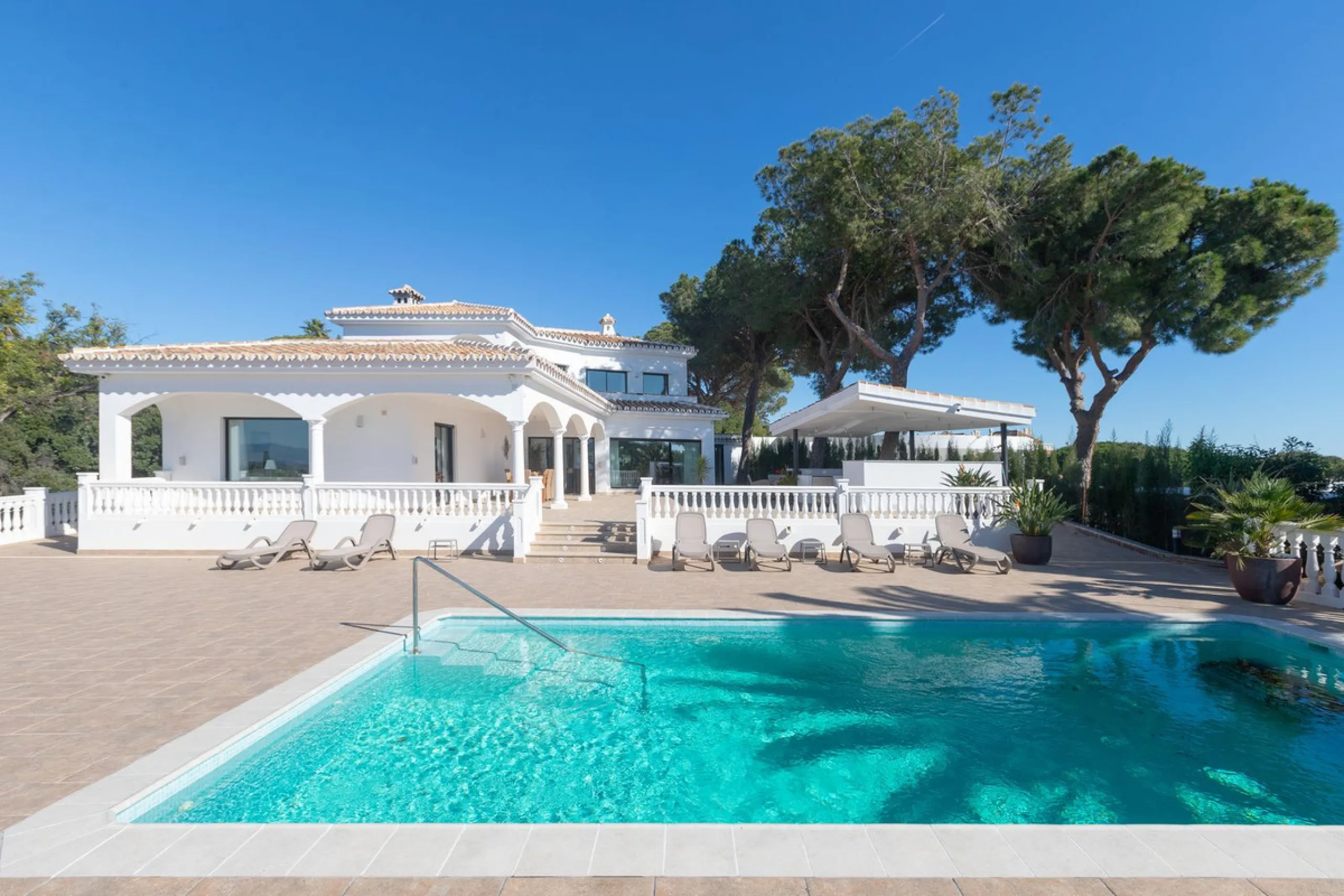 Exceptional villa located in residential Elviria reformed to a very high standard with stunning panoramic sea and mountain views.