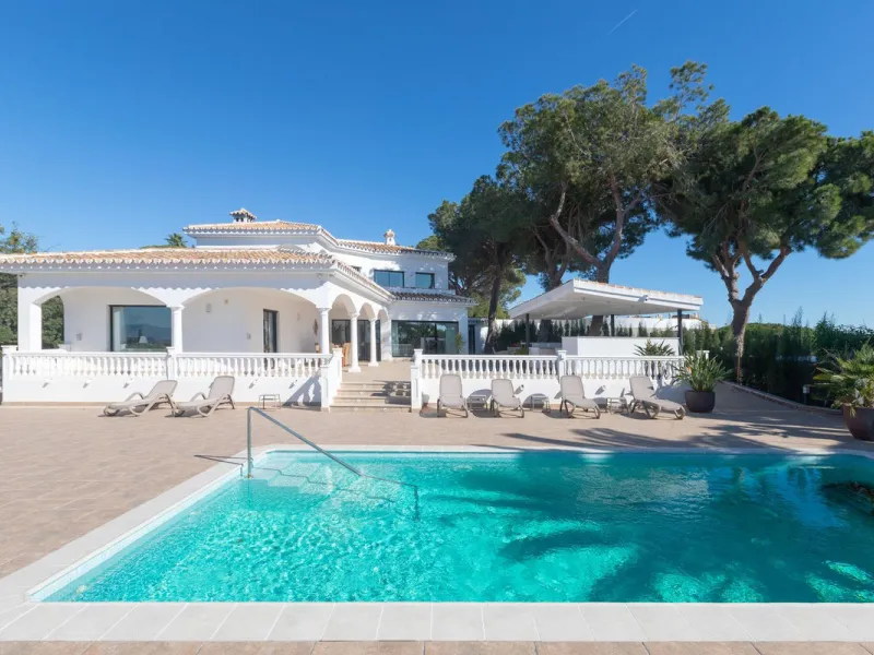 Exceptional villa located in residential Elviria reformed to a very high standard with stunning panoramic sea and mountain views.