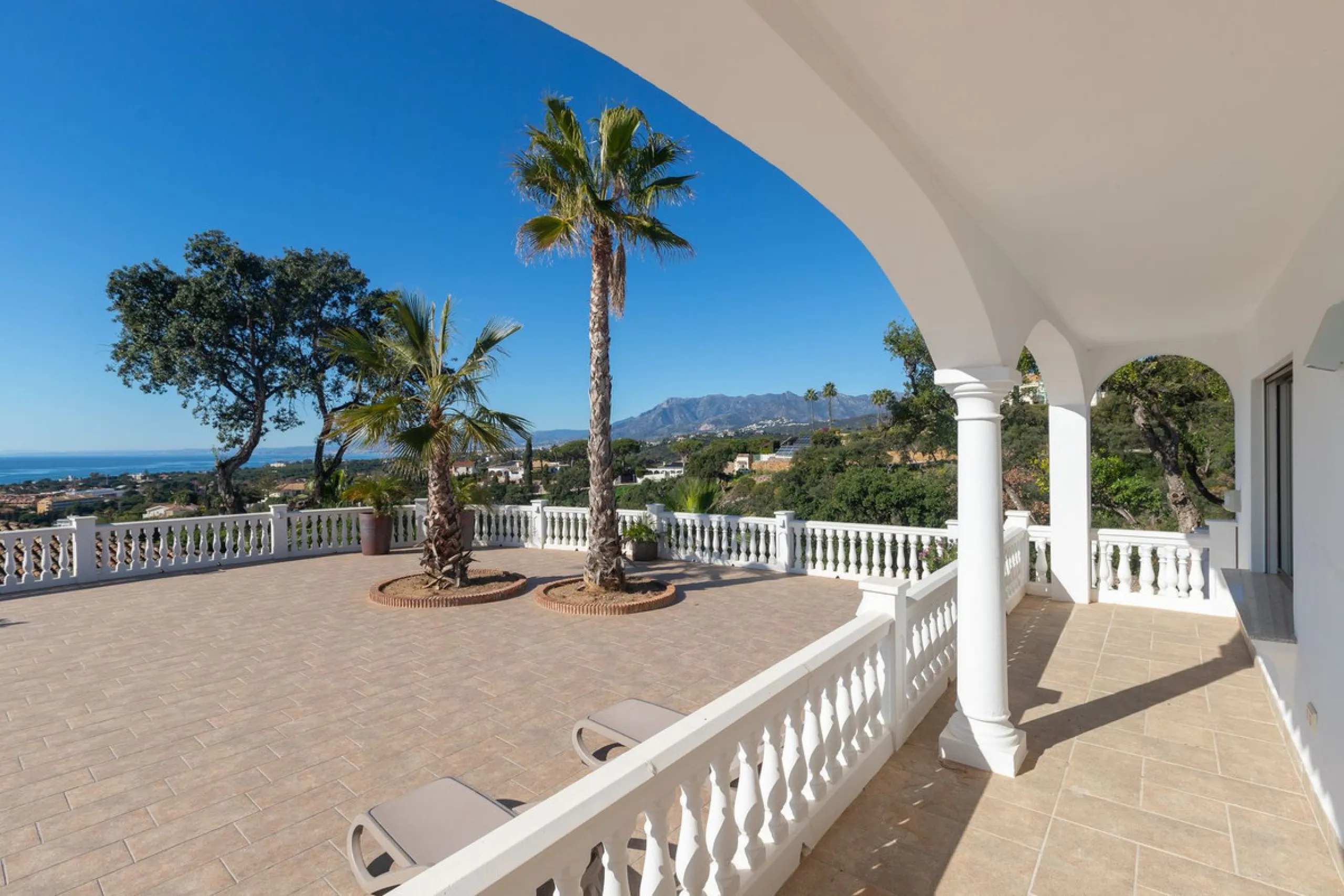 Exceptional villa located in residential Elviria reformed to a very high standard with stunning panoramic sea and mountain views.
