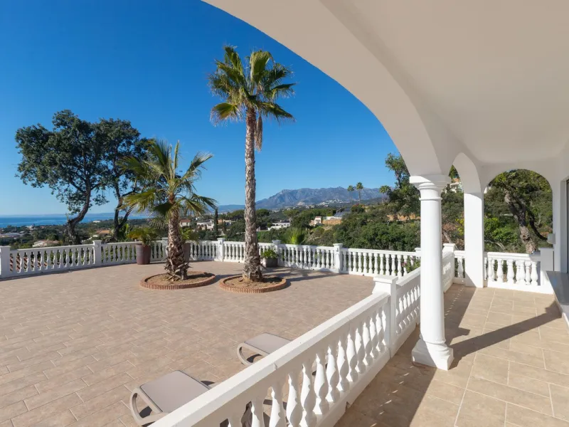 Exceptional villa located in residential Elviria reformed to a very high standard with stunning panoramic sea and mountain views.
