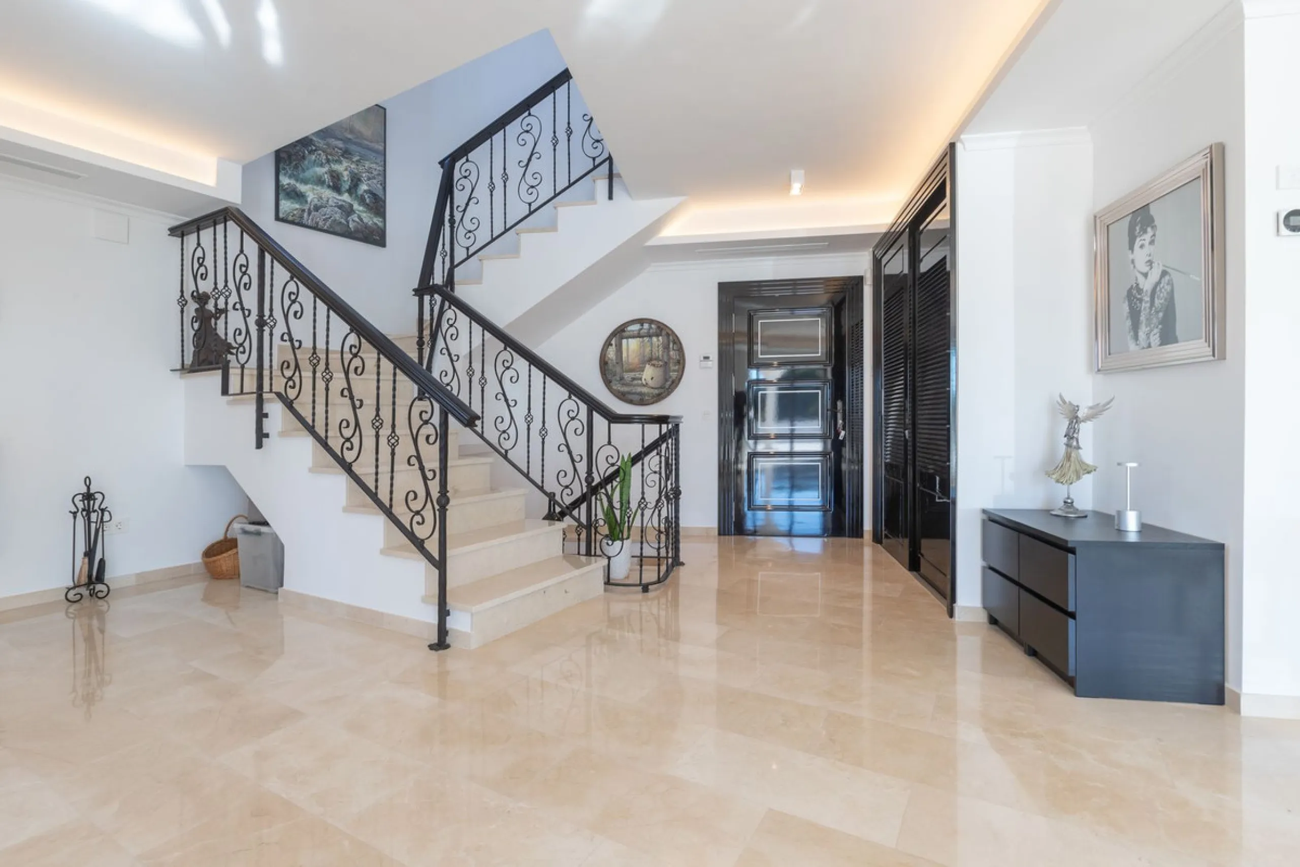 Exceptional villa located in residential Elviria reformed to a very high standard with stunning panoramic sea and mountain views.