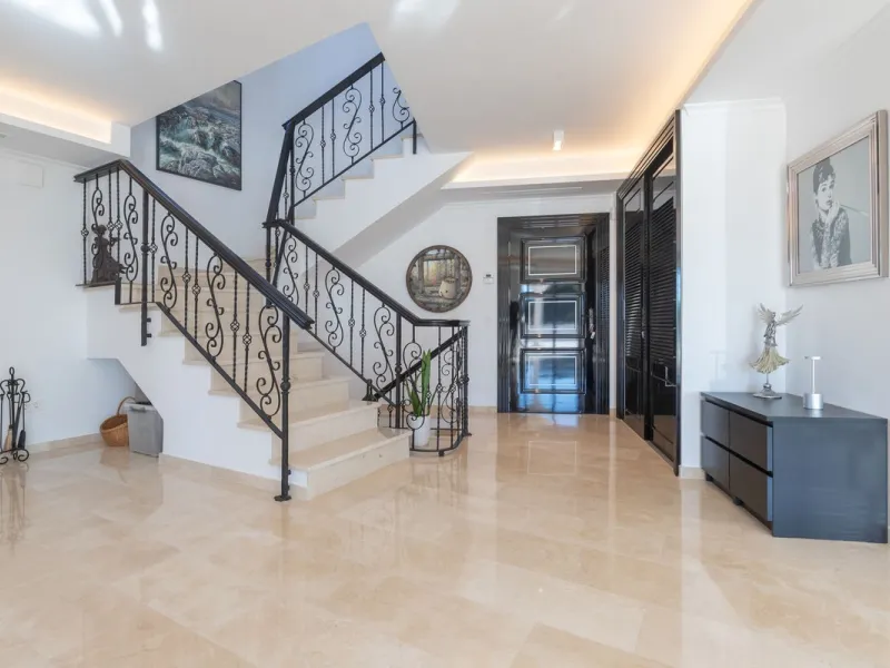 Exceptional villa located in residential Elviria reformed to a very high standard with stunning panoramic sea and mountain views.