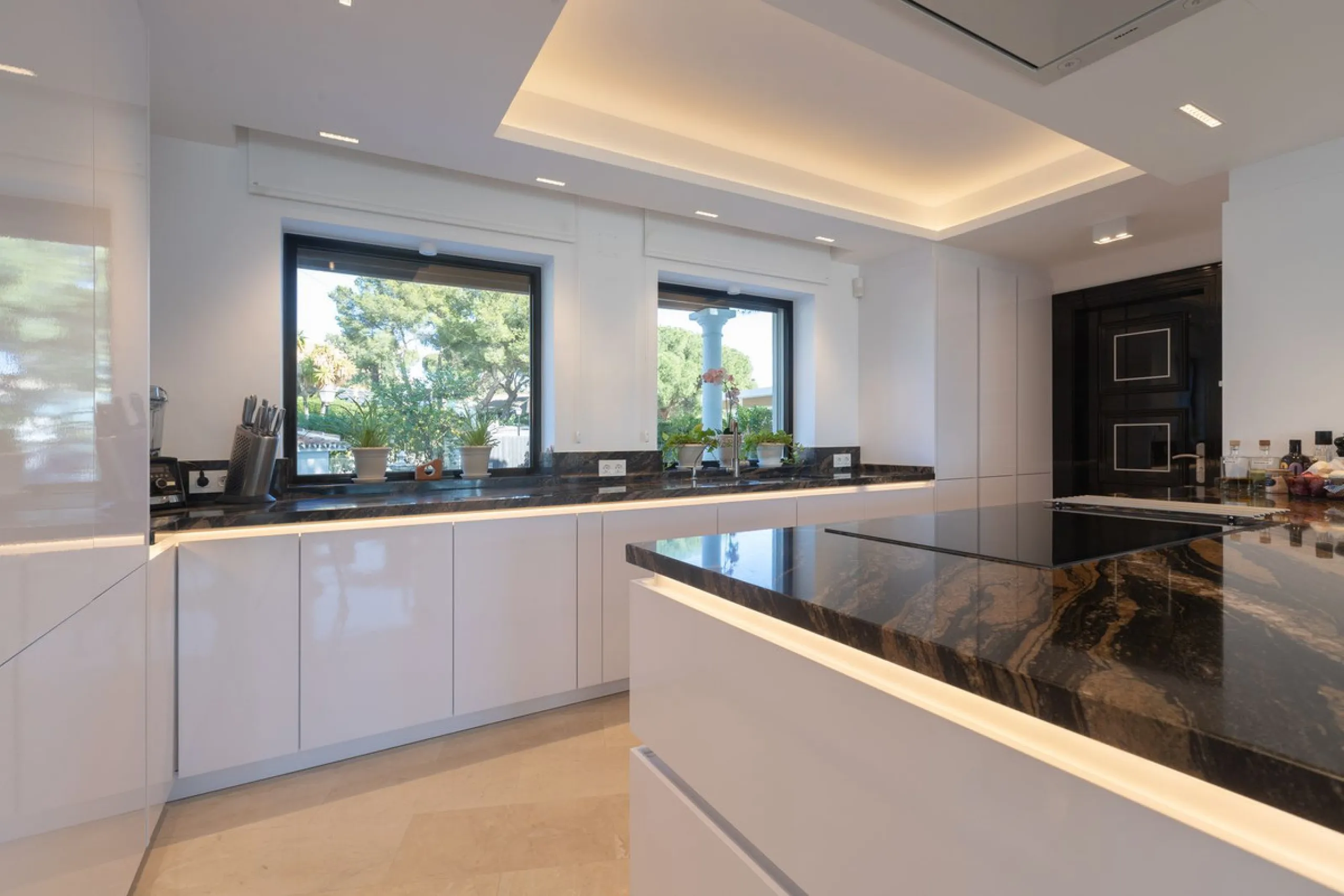 Exceptional villa located in residential Elviria reformed to a very high standard with stunning panoramic sea and mountain views.