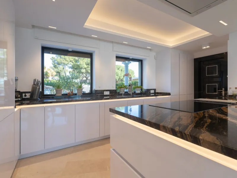 Exceptional villa located in residential Elviria reformed to a very high standard with stunning panoramic sea and mountain views.