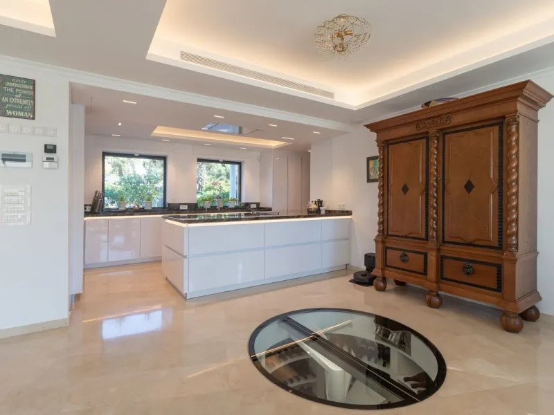 Exceptional villa located in residential Elviria reformed to a very high standard with stunning panoramic sea and mountain views.