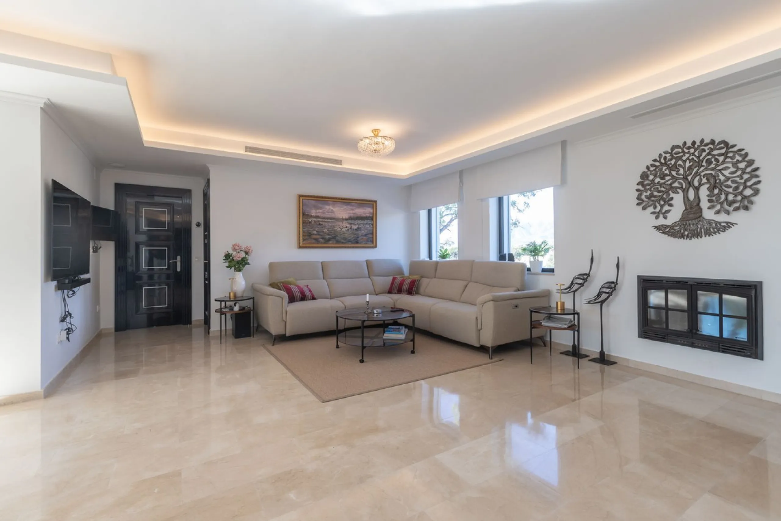 Exceptional villa located in residential Elviria reformed to a very high standard with stunning panoramic sea and mountain views.