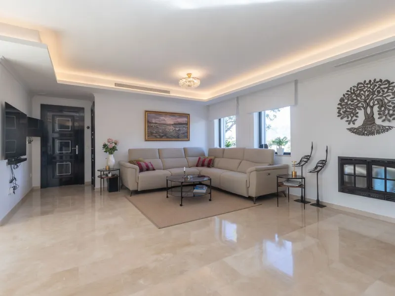 Exceptional villa located in residential Elviria reformed to a very high standard with stunning panoramic sea and mountain views.