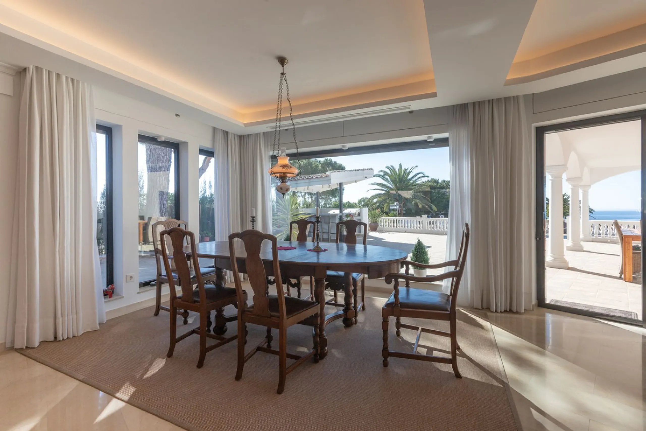 Exceptional villa located in residential Elviria reformed to a very high standard with stunning panoramic sea and mountain views.