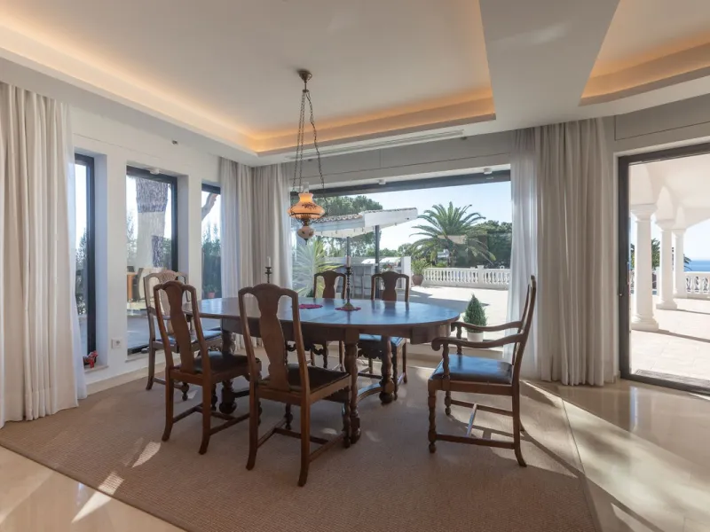 Exceptional villa located in residential Elviria reformed to a very high standard with stunning panoramic sea and mountain views.