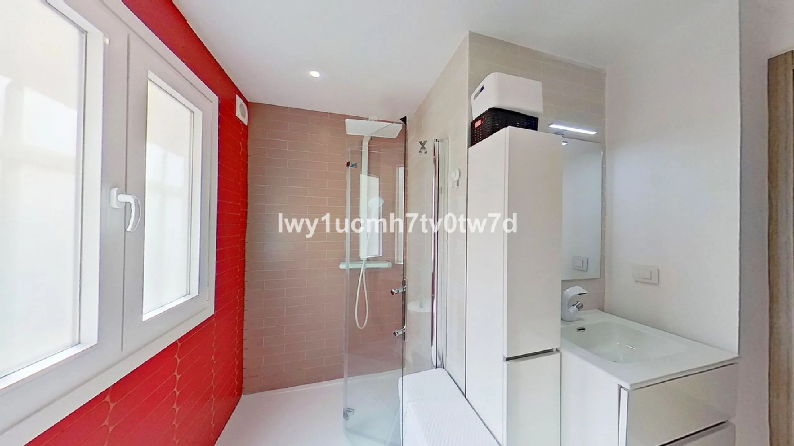 We are pleased to present this EXCLUSIVE 72 m² flat, renovated for maximum comfort in one of the most sought-after areas of Malaga, where there are 300 days of sunshine a year and a mild climate all year round. Discover your new home in the heart of Malag