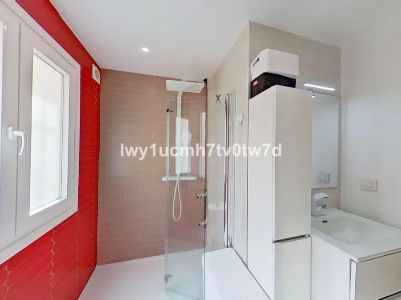 We are pleased to present this EXCLUSIVE 72 m² flat, renovated for maximum comfort in one of the most sought-after areas of Malaga, where there are 300 days of sunshine a year and a mild climate all year round. Discover your new home in the heart of Malag