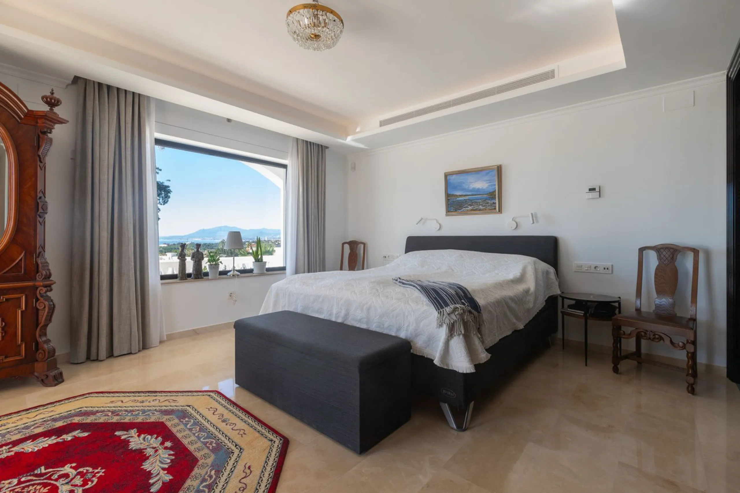 Exceptional villa located in residential Elviria reformed to a very high standard with stunning panoramic sea and mountain views.