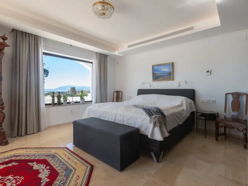 Exceptional villa located in residential Elviria reformed to a very high standard with stunning panoramic sea and mountain views.