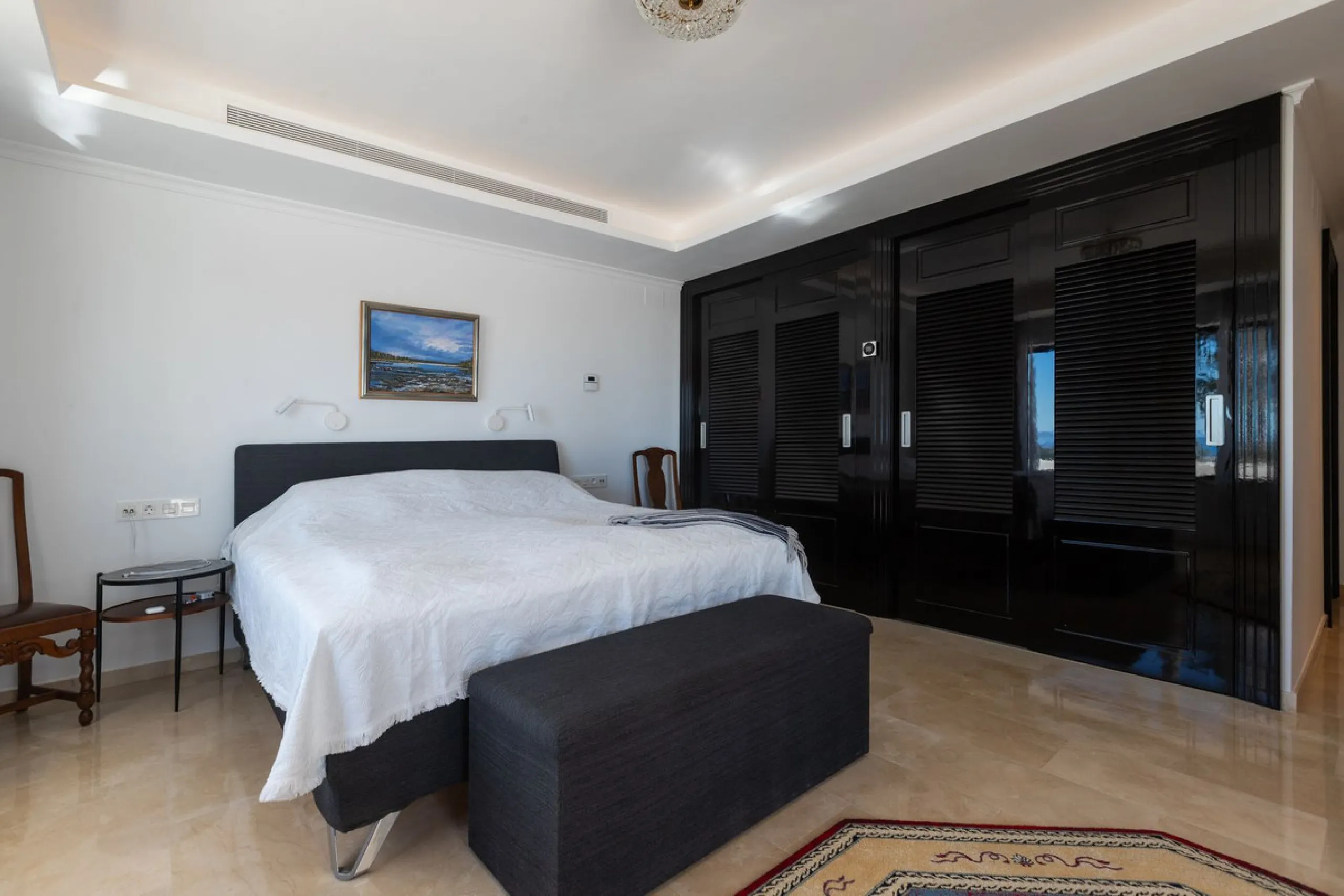 Exceptional villa located in residential Elviria reformed to a very high standard with stunning panoramic sea and mountain views.