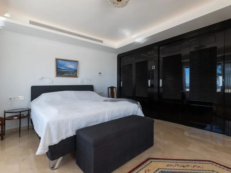 Exceptional villa located in residential Elviria reformed to a very high standard with stunning panoramic sea and mountain views.