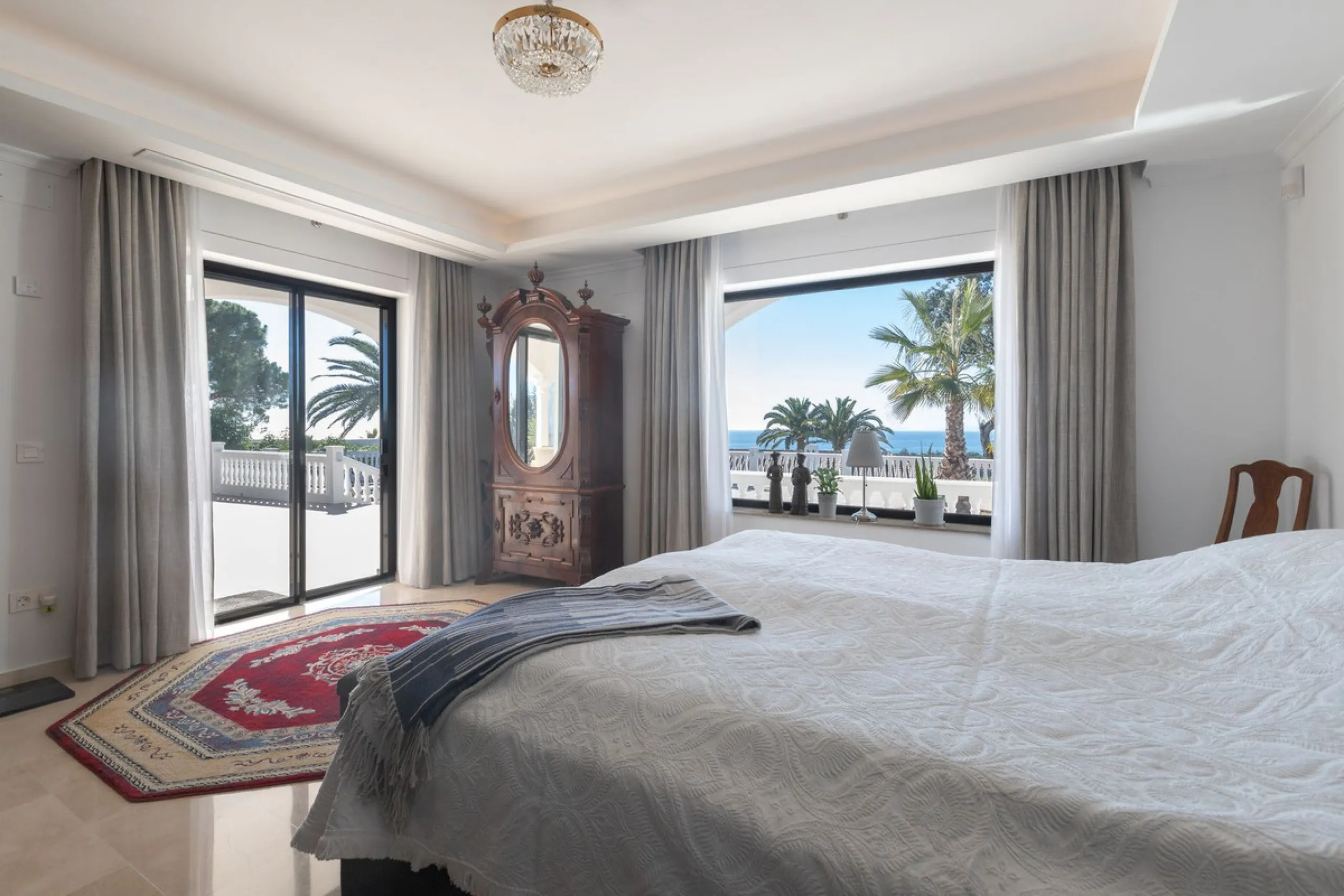 Exceptional villa located in residential Elviria reformed to a very high standard with stunning panoramic sea and mountain views.