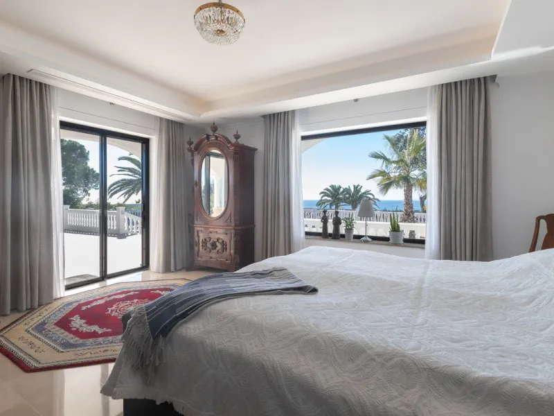 Exceptional villa located in residential Elviria reformed to a very high standard with stunning panoramic sea and mountain views.