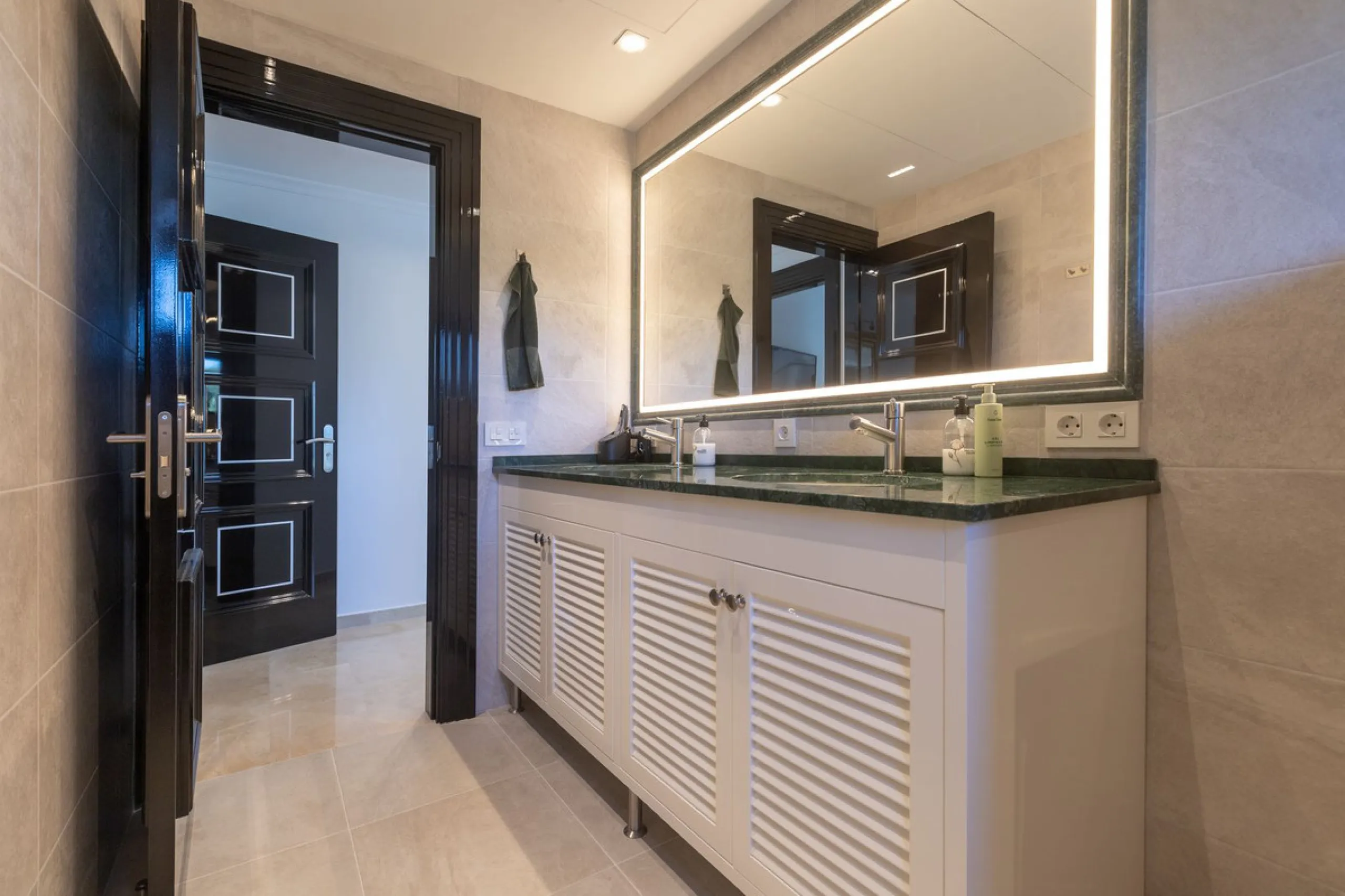 Exceptional villa located in residential Elviria reformed to a very high standard with stunning panoramic sea and mountain views.