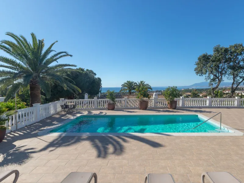 Exceptional villa located in residential Elviria reformed to a very high standard with stunning panoramic sea and mountain views.