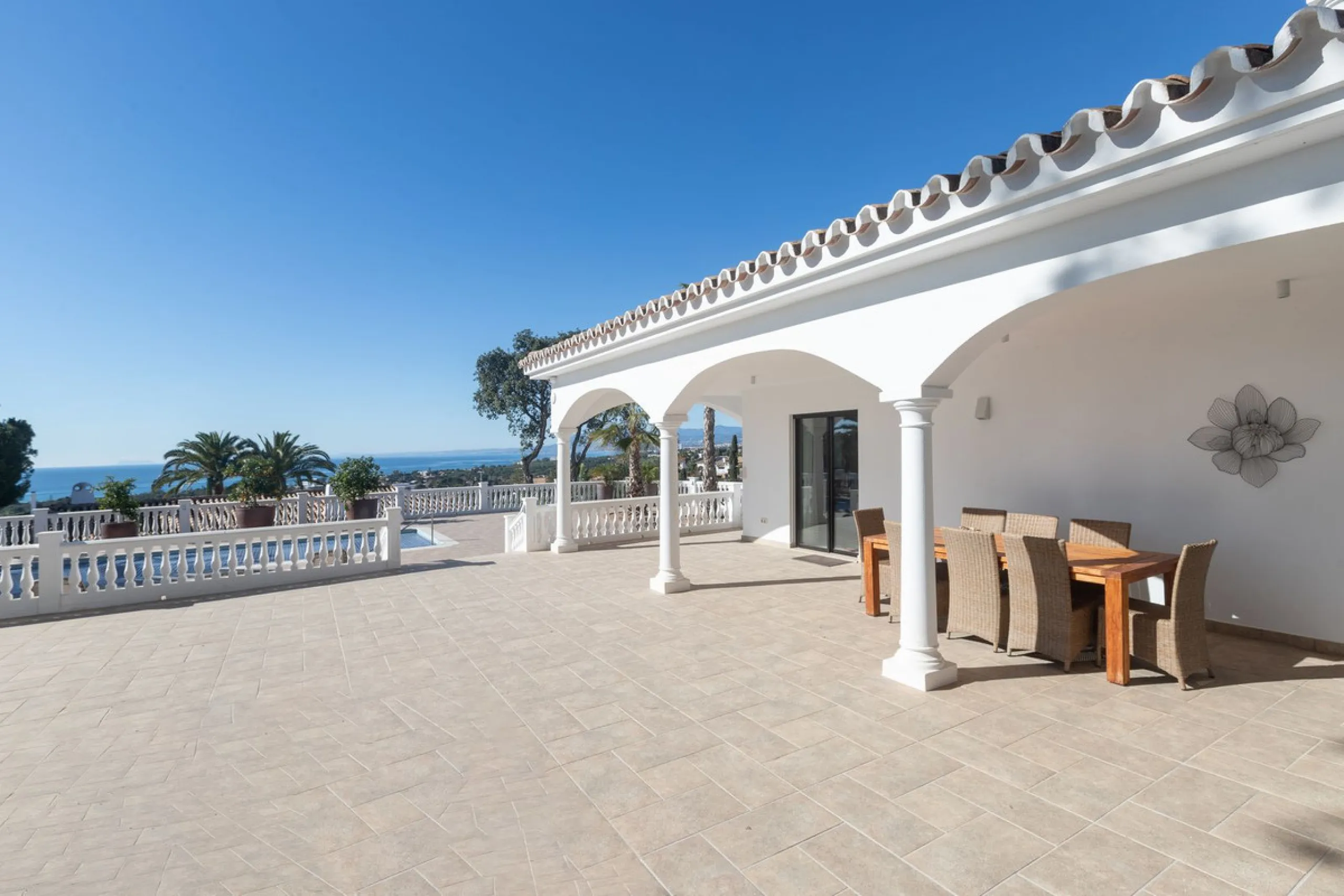 Exceptional villa located in residential Elviria reformed to a very high standard with stunning panoramic sea and mountain views.