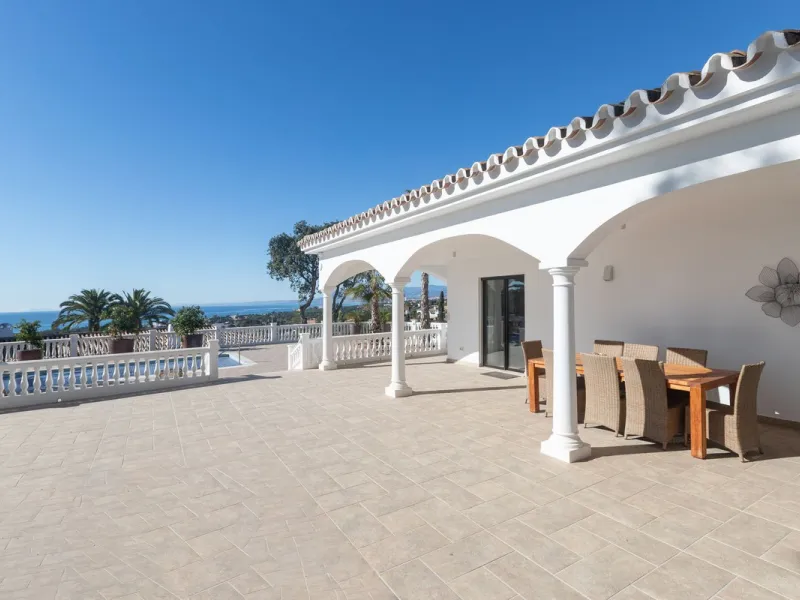 Exceptional villa located in residential Elviria reformed to a very high standard with stunning panoramic sea and mountain views.