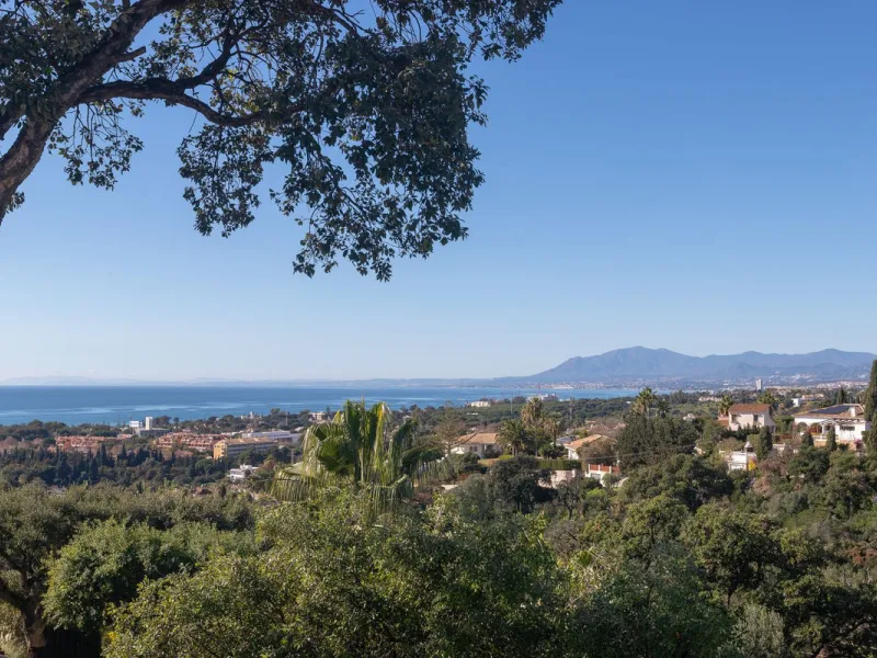 Exceptional villa located in residential Elviria reformed to a very high standard with stunning panoramic sea and mountain views.
