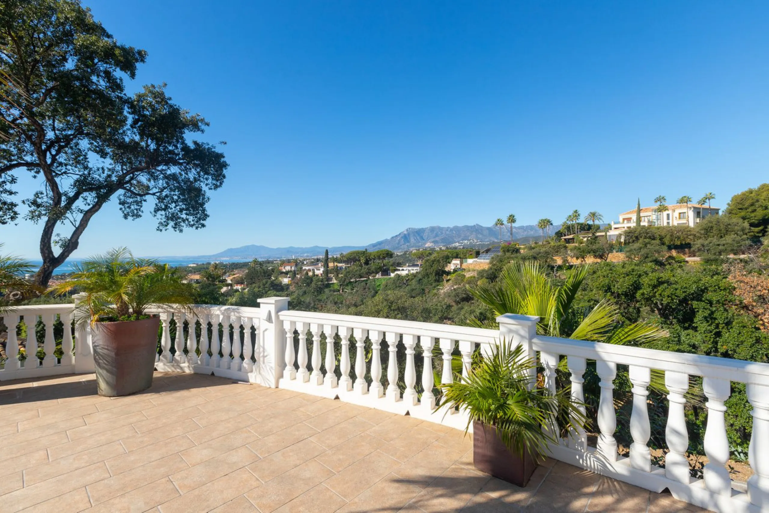 Exceptional villa located in residential Elviria reformed to a very high standard with stunning panoramic sea and mountain views.