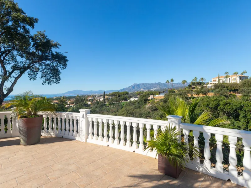 Exceptional villa located in residential Elviria reformed to a very high standard with stunning panoramic sea and mountain views.