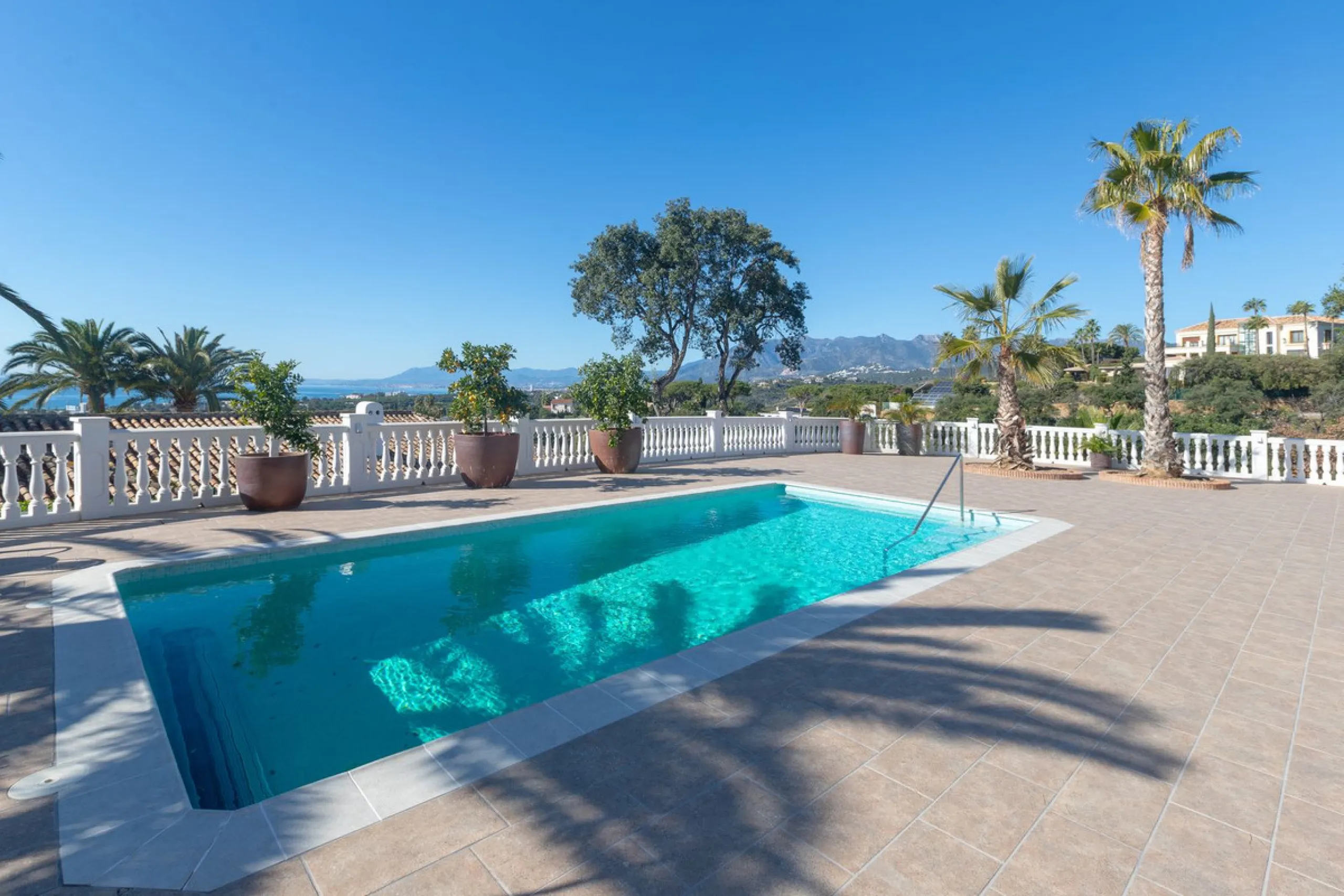 Exceptional villa located in residential Elviria reformed to a very high standard with stunning panoramic sea and mountain views.