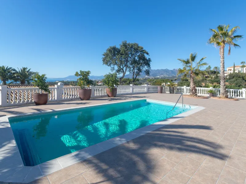 Exceptional villa located in residential Elviria reformed to a very high standard with stunning panoramic sea and mountain views.