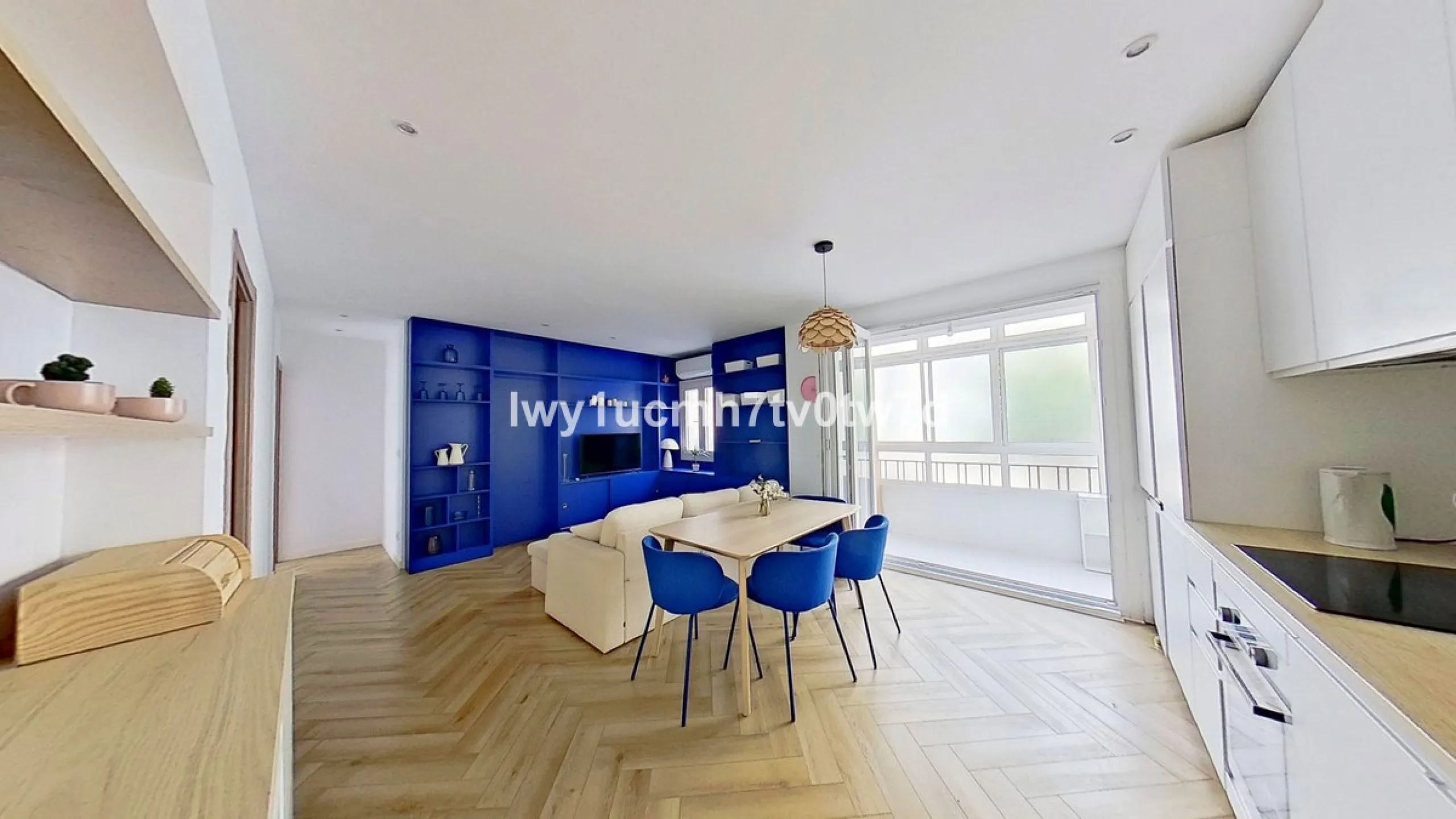 We are pleased to present this EXCLUSIVE 72 m² flat, renovated for maximum comfort in one of the most sought-after areas of Malaga, where there are 300 days of sunshine a year and a mild climate all year round. Discover your new home in the heart of Malag